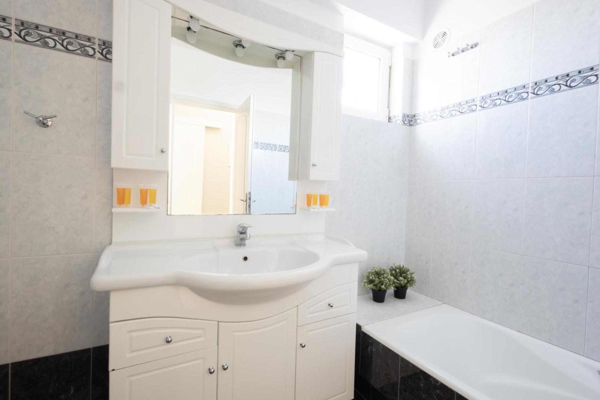 Renovated 3 Bedroom Apt With Acropolis View Athens Exterior photo